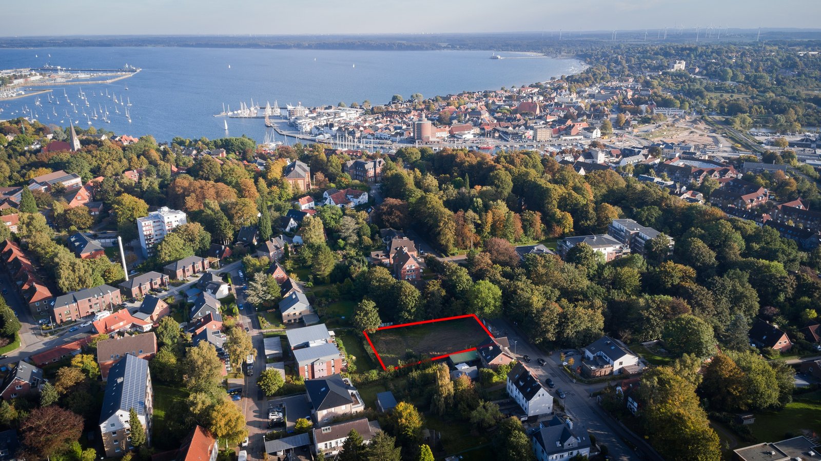 Luftaufnahme von Eckernförde mit Blick auf Hafen, Innenstadt und das markierte Projektgrundstück